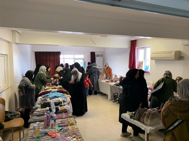 دعما لغزة "الحكمة" تستضيف بازار الزهور البيضاء  بالتعاون مع جمعيات ديار القرآن والنور وتجمع سنا
