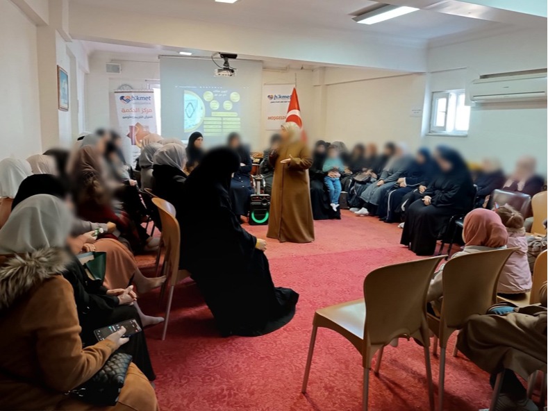 مركز القرآن الكريم بجمعية الحكمة   يلبس الحافظات المتخرجات "تيجان النور"