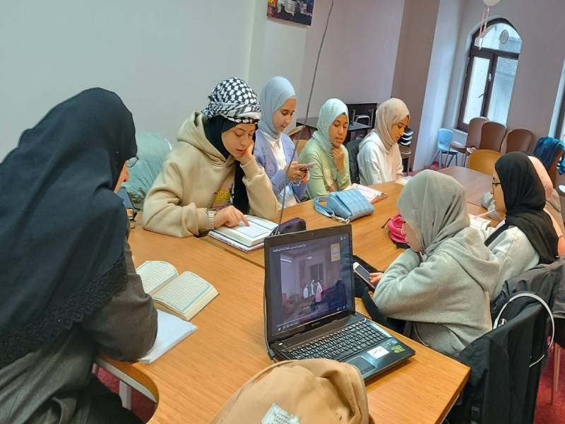 برنامج أنا مميزة يقدم رعايته   للفتيات من عمر 11 الى 16 سنة